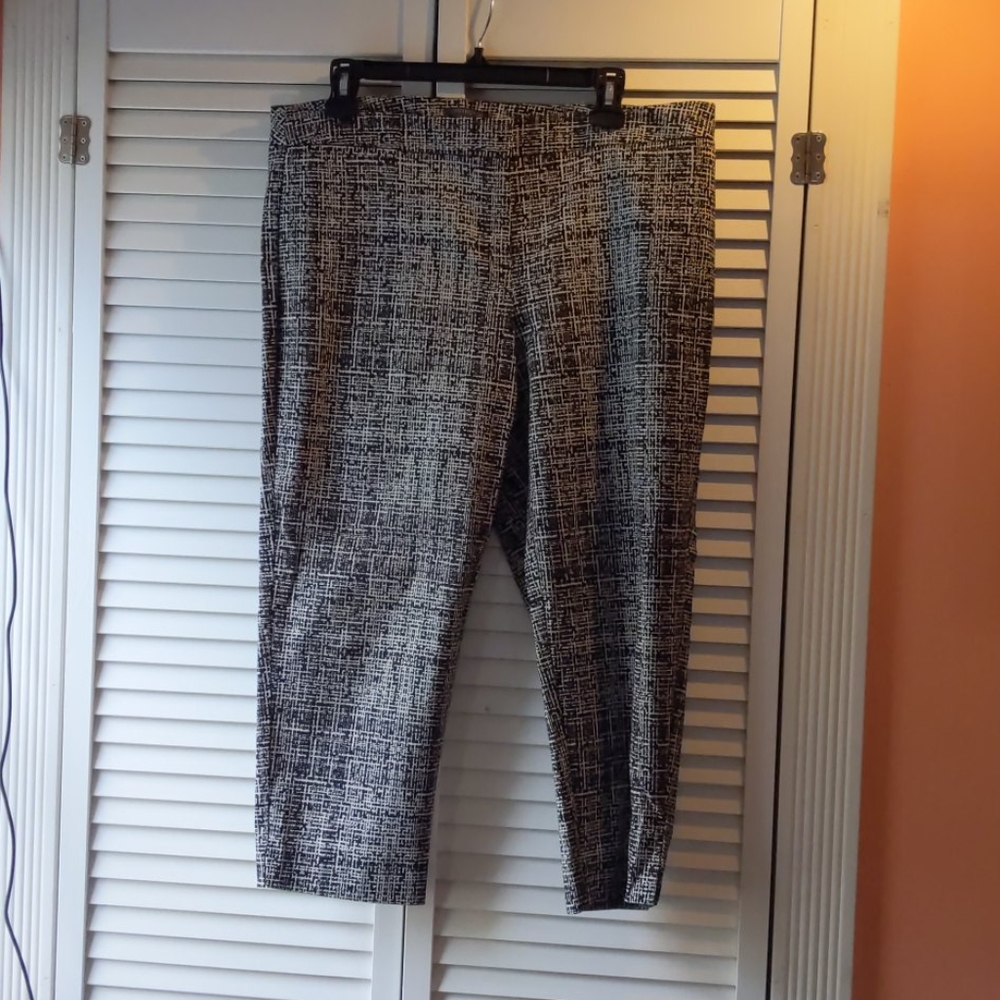 Capri black and white pants